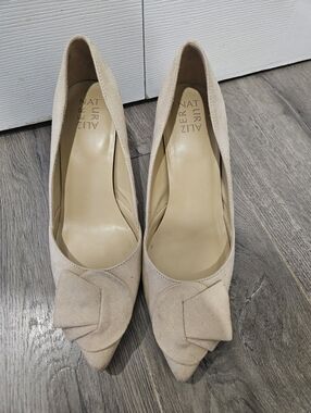 Naturalizer Pointed-Toe Suede Pumps in Light Beige with Bow Detailise - Size 8